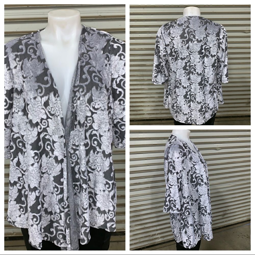 Knox Rose gray kimono style cardigan raised flower
